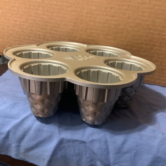 Nordic Ware Ice Cream Cone Cupcake Pan 4.5 Cup Nonstick 6 Cups Never Used - Picture 7 of 8